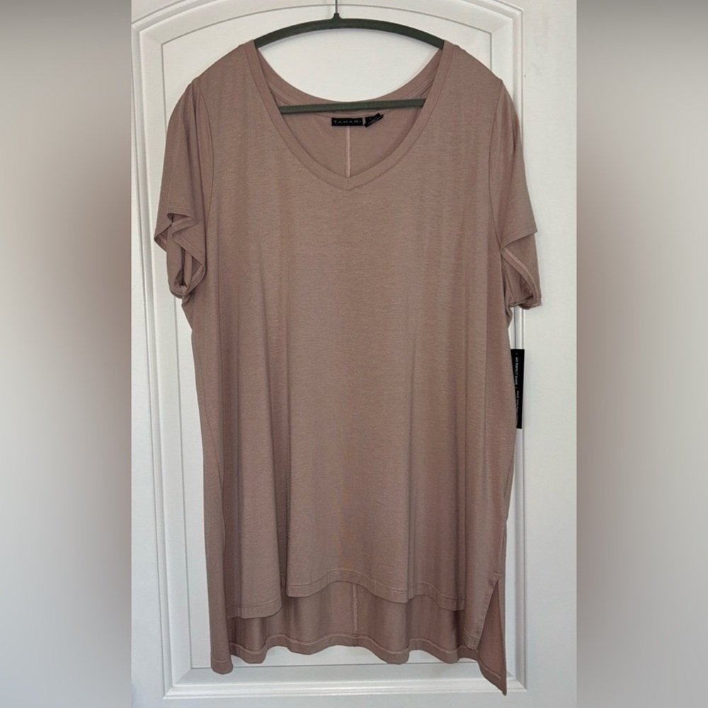 NWT Tahari V-Neck Tee 2x